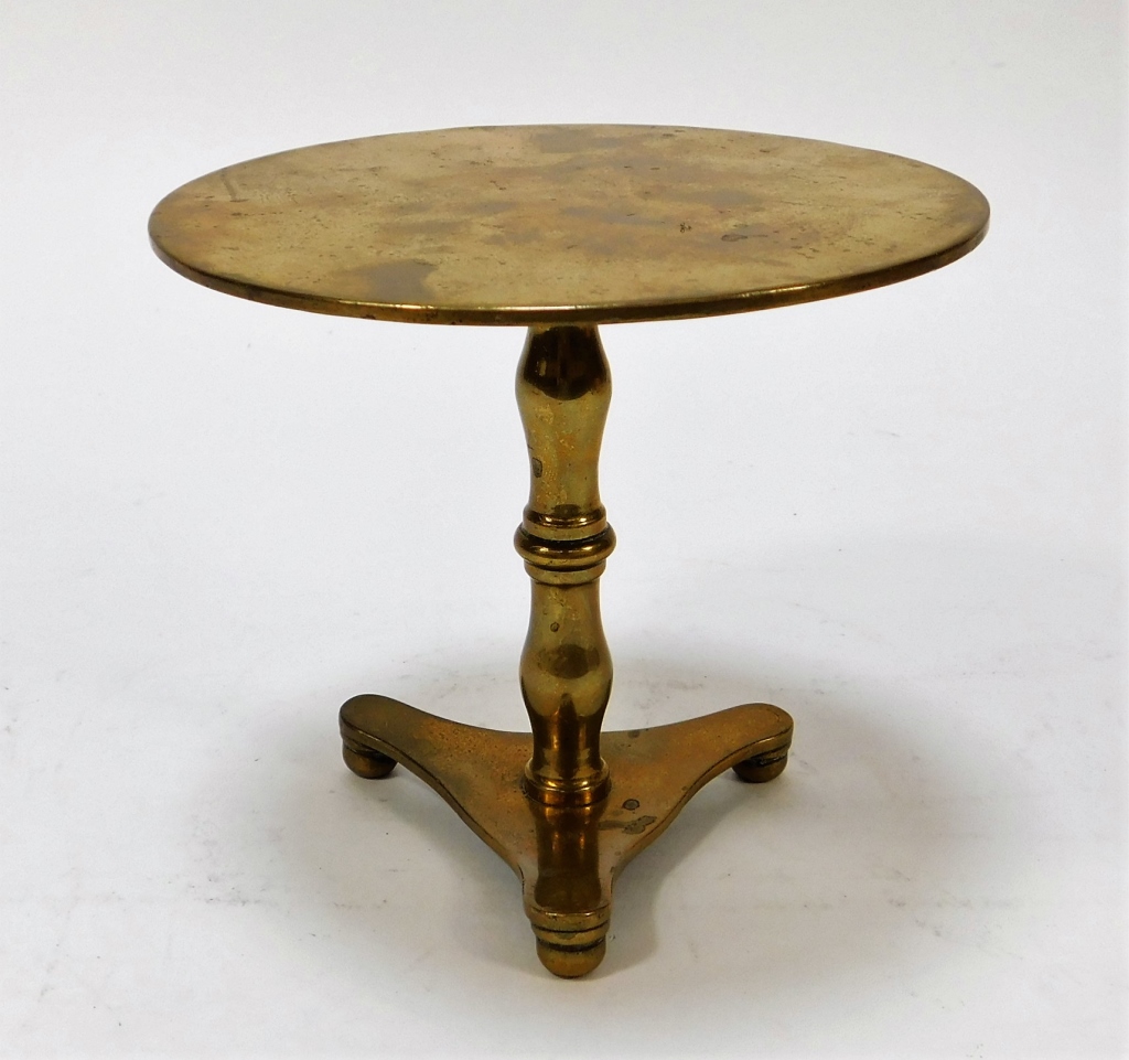 18C AMERICAN MINIATURE BRASS CANDLESTAND 29b9d2