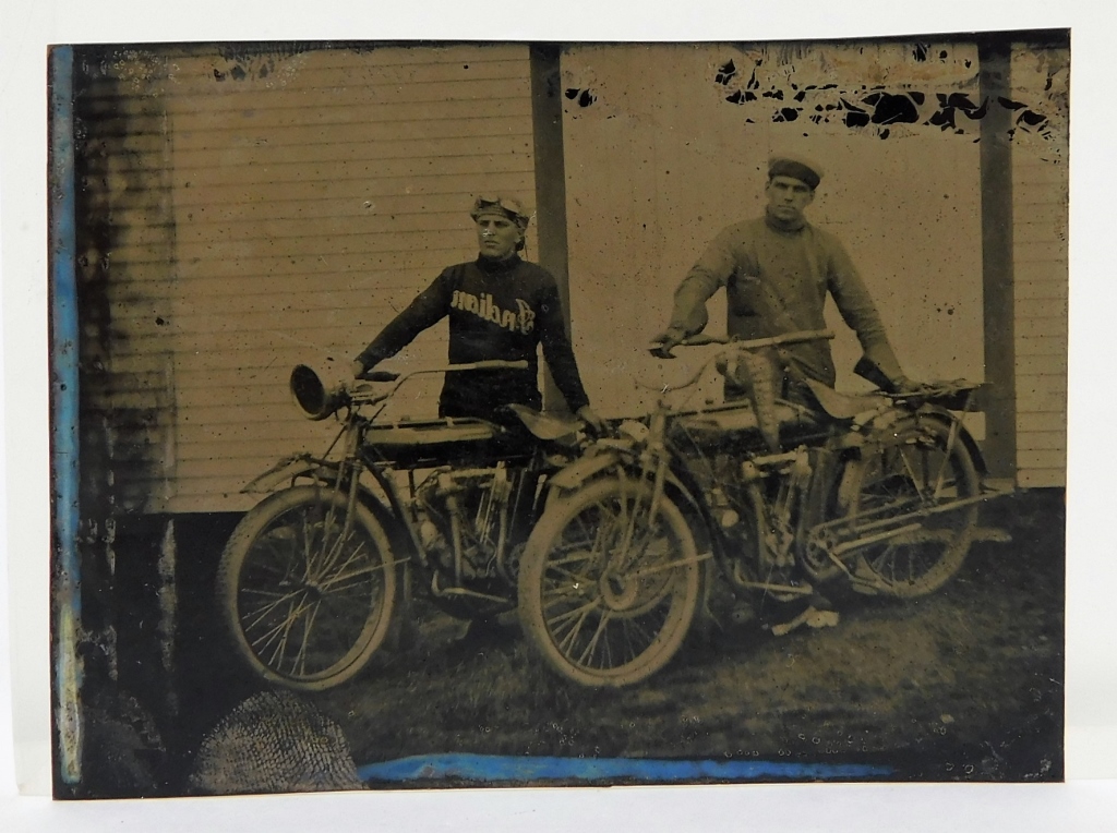 C 1900 TIN TYPE PHOTOGRAPH OF MEN 29bc44