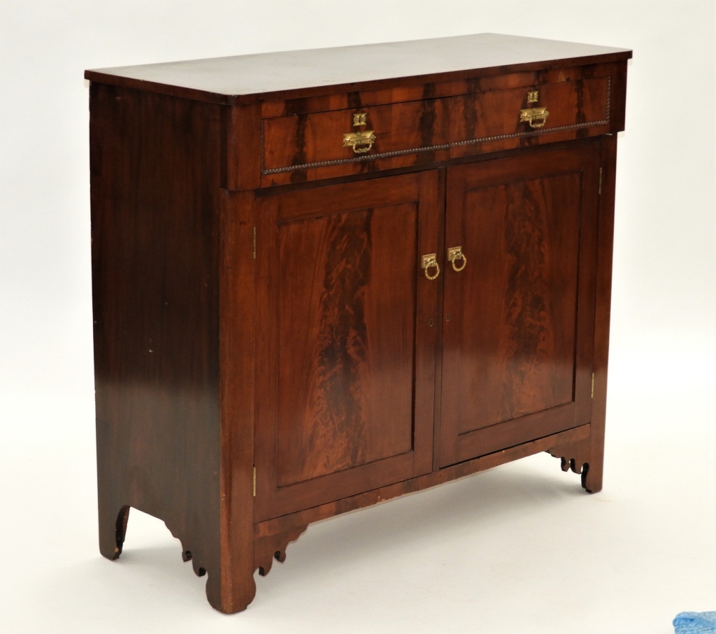 NEW ENGLAND FEDERAL MAHOGANY DRESSER