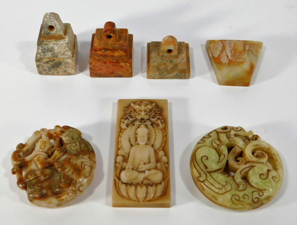 7 CHINESE CARVED HARDSTONE AMULETS 29c2d7