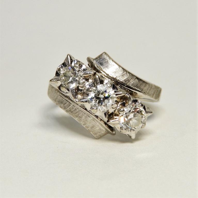 FINE 14KT WHITE GOLD DIAMOND TRIO RING