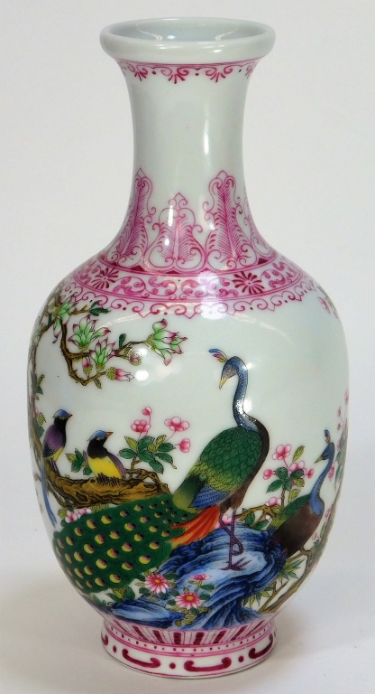 CHINESE FAMILLE ROSE PEACOCK VASE 29ada0
