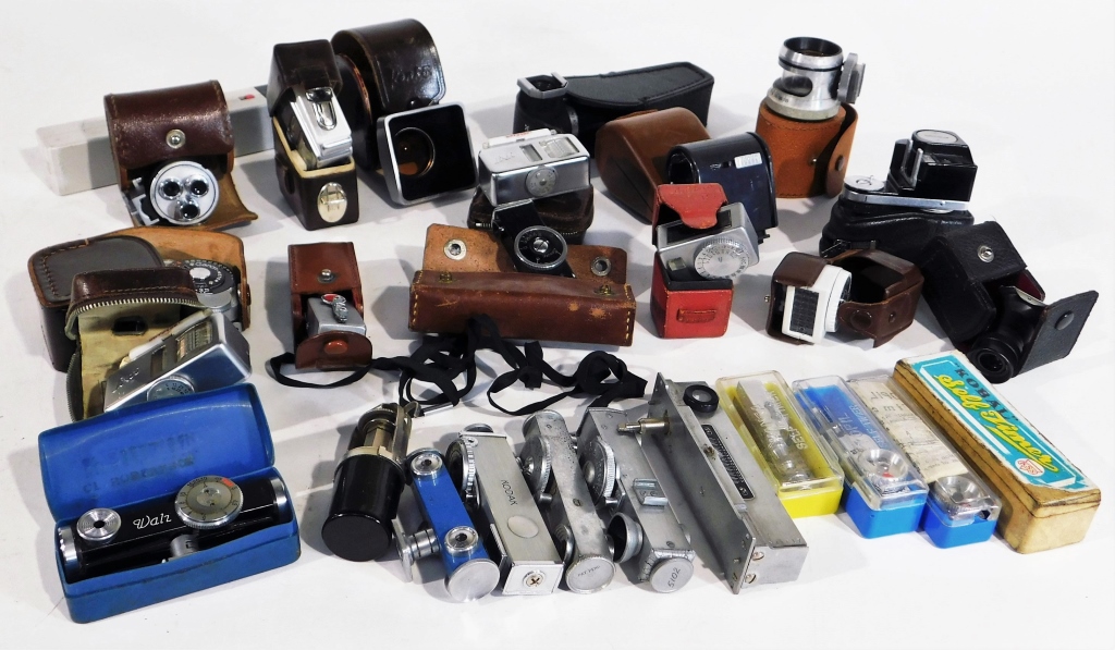 GROUP OF 29 VINTAGE CAMERA ACCESSORIES