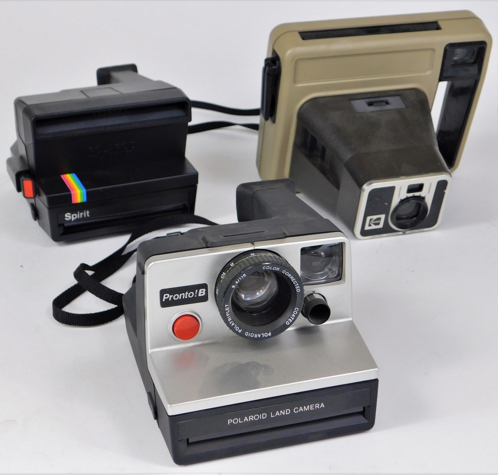 GROUP OF 3 INSTANT CAMERAS Group 29b09a