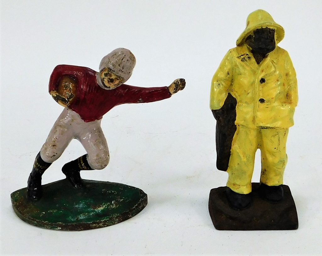 2 ANTIQUE CAST IRON FOOTBALL PLAYER 29b35c