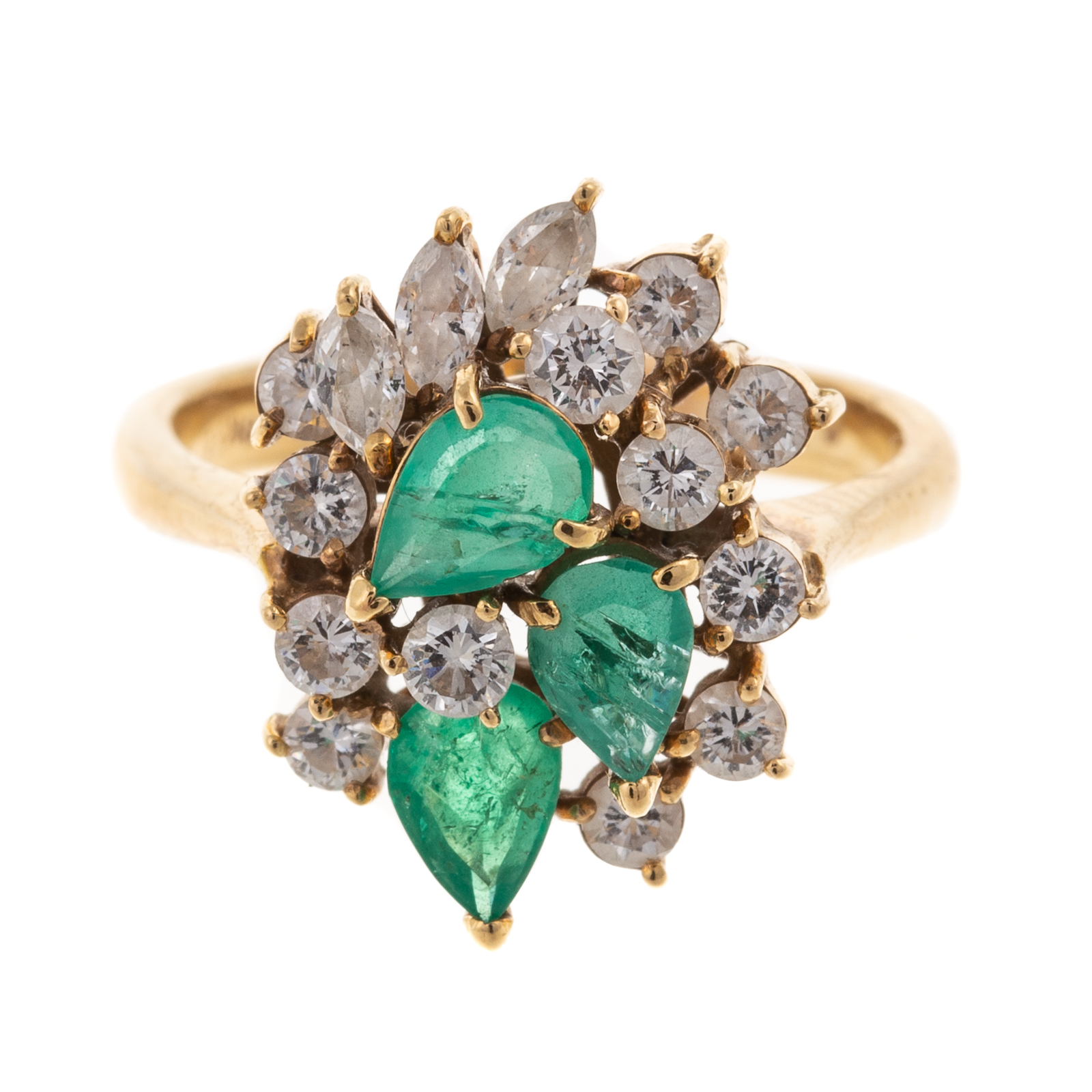 AN EMERALD DIAMOND CLUSTER RING 29dfd7