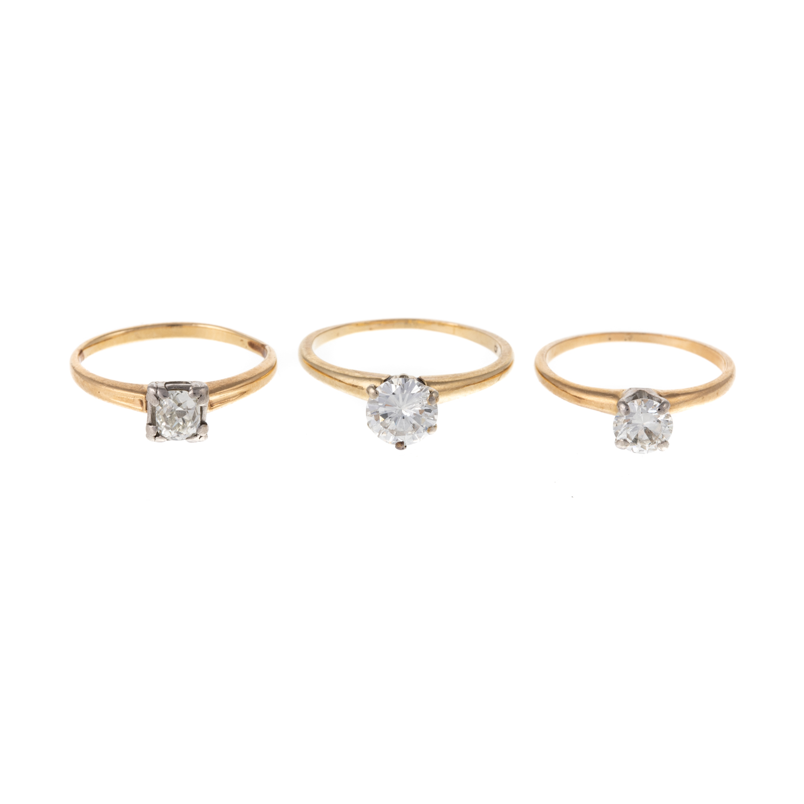 A TRIO OF DIAMOND SOLITAIRE RINGS 29dfe1