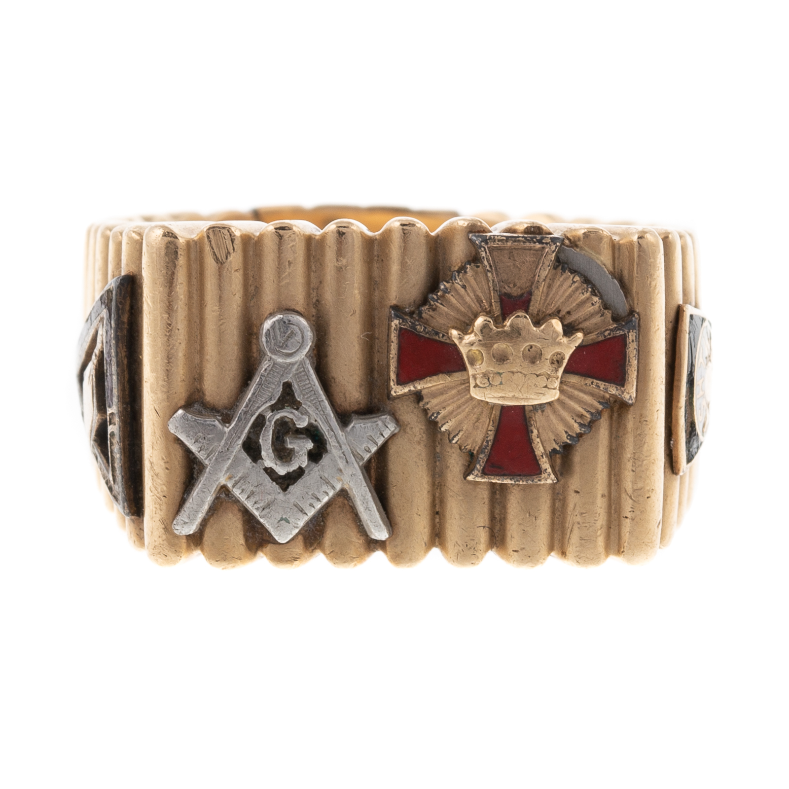 A RIBBED MASONIC RING IN 14K YELLOW