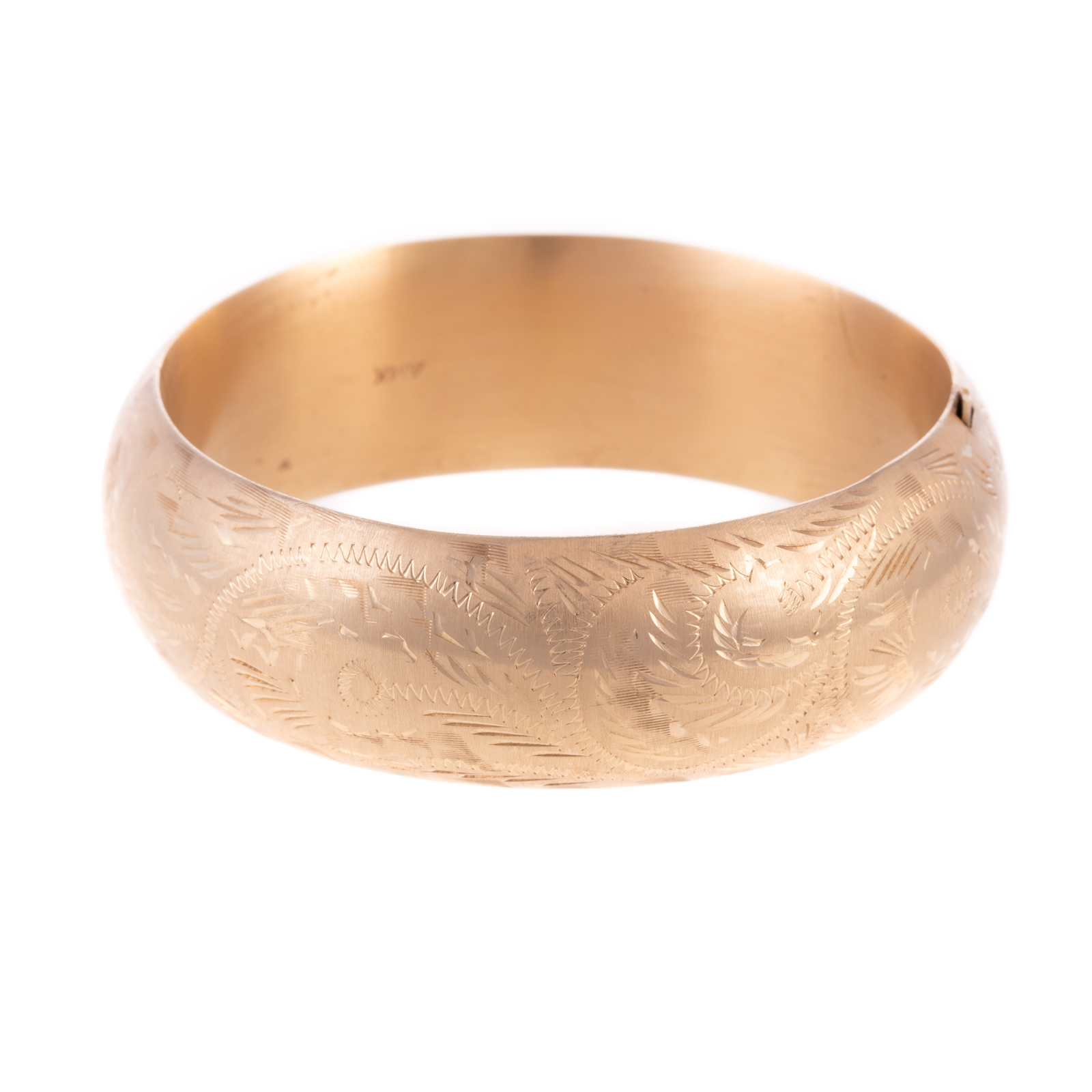 A VINTAGE WIDE ENGRAVED BANGLE 29e01f