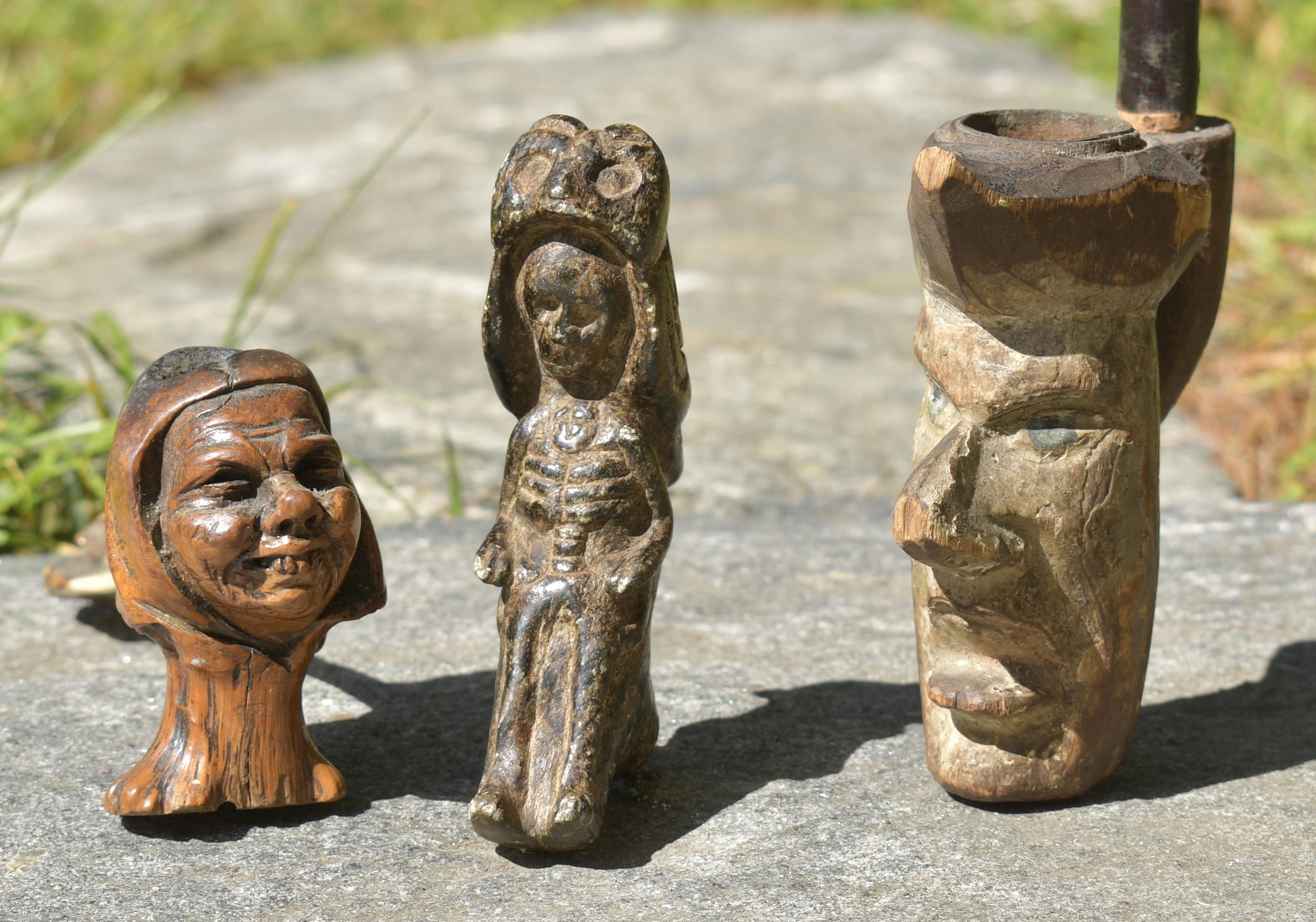 THREE EARLY CARVED PIPES A carved 29e0a6