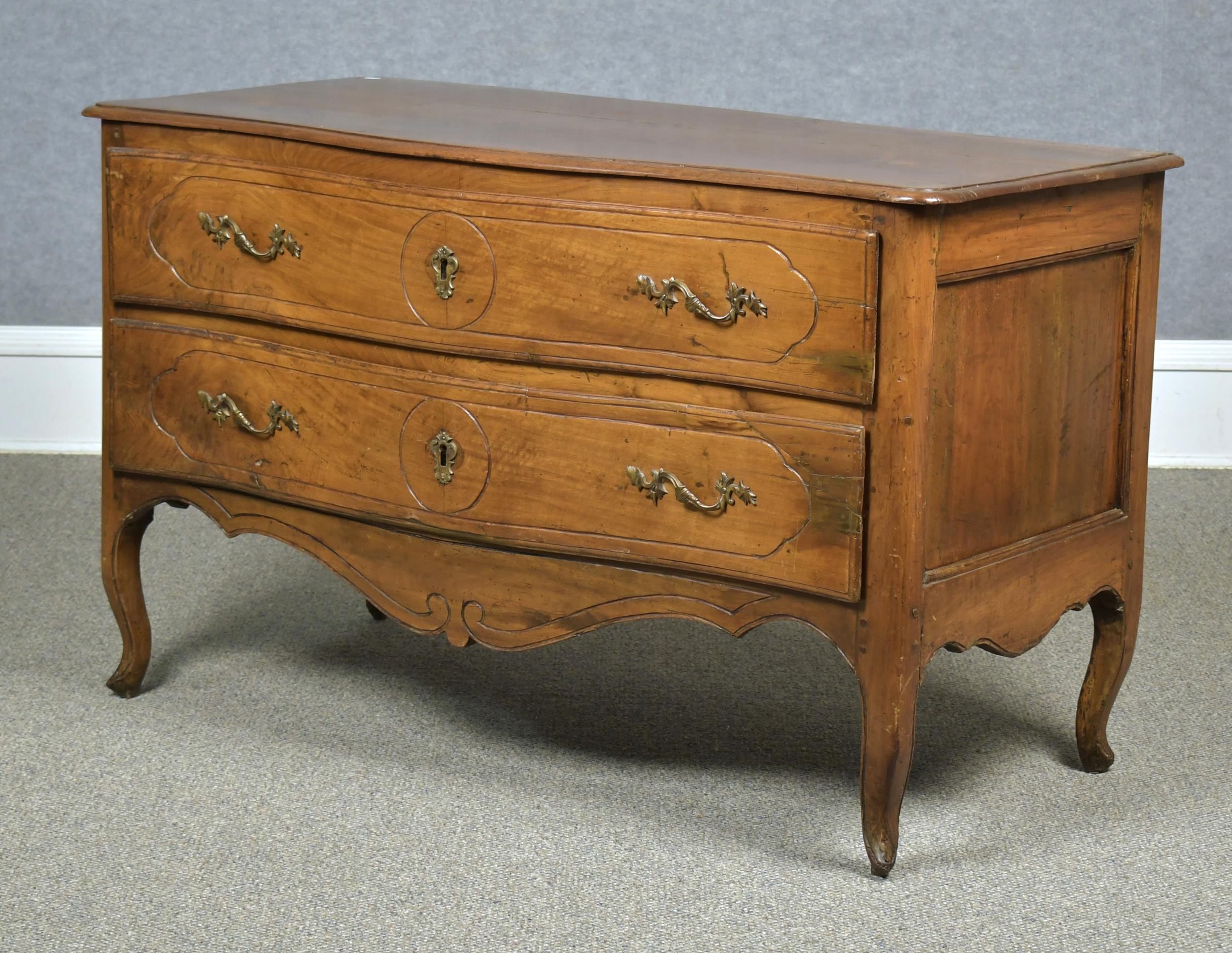 18TH C. FRENCH WALNUT COMMODE.