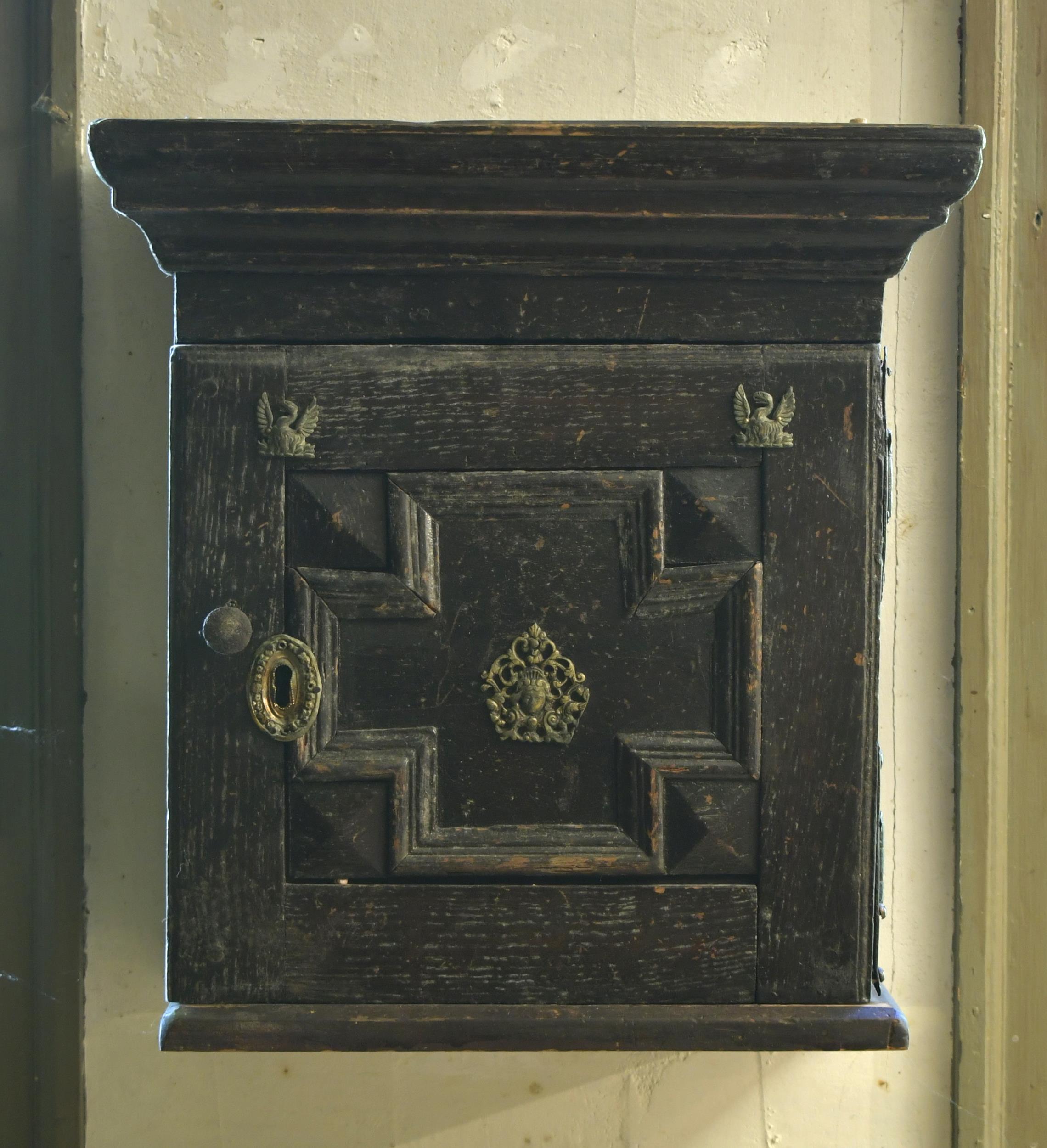 18TH C ENGLISH OAK HANGING CUPBOARD  29e211