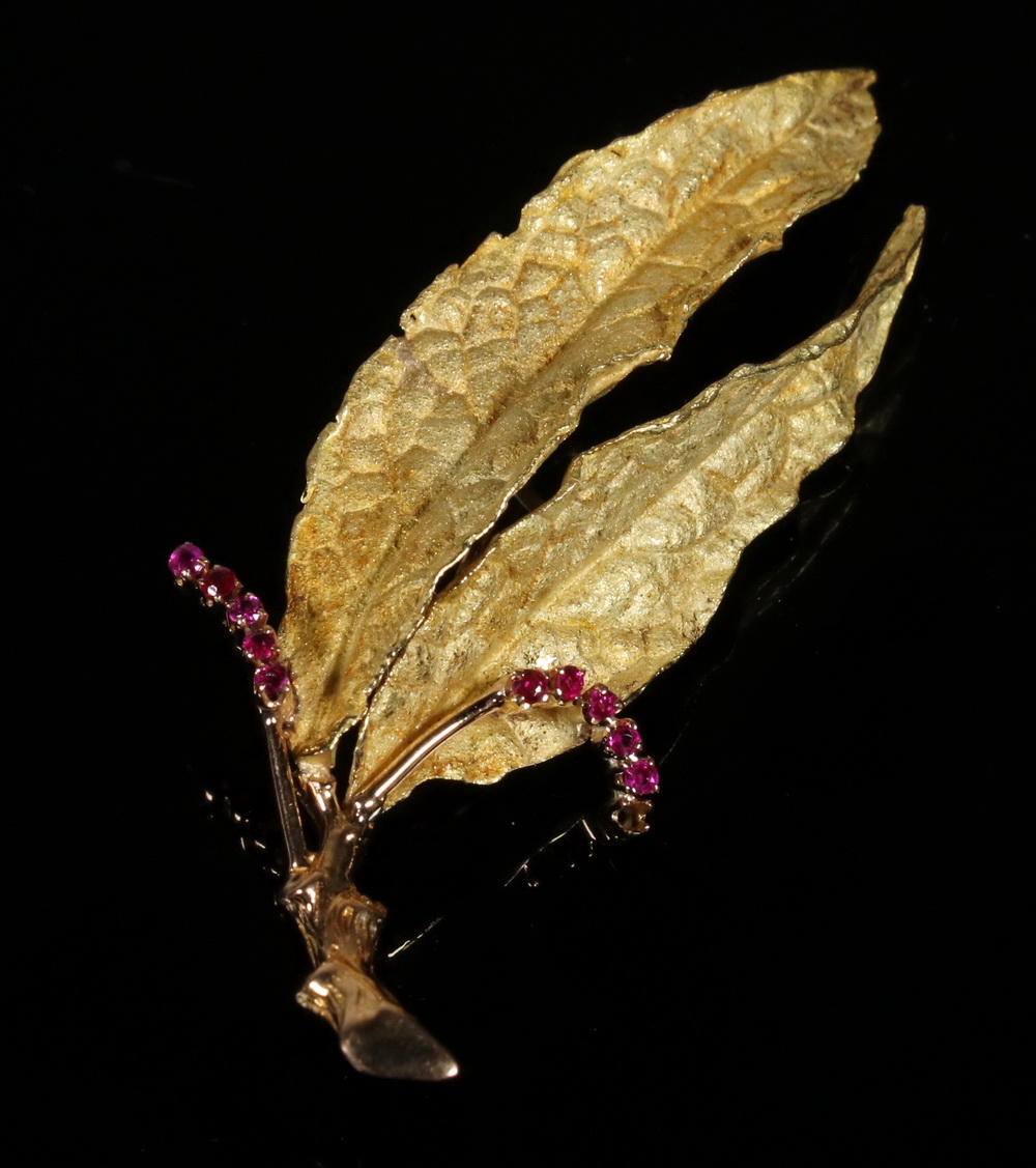 18K GOLD & RUBY LEAF FORM BROOCH