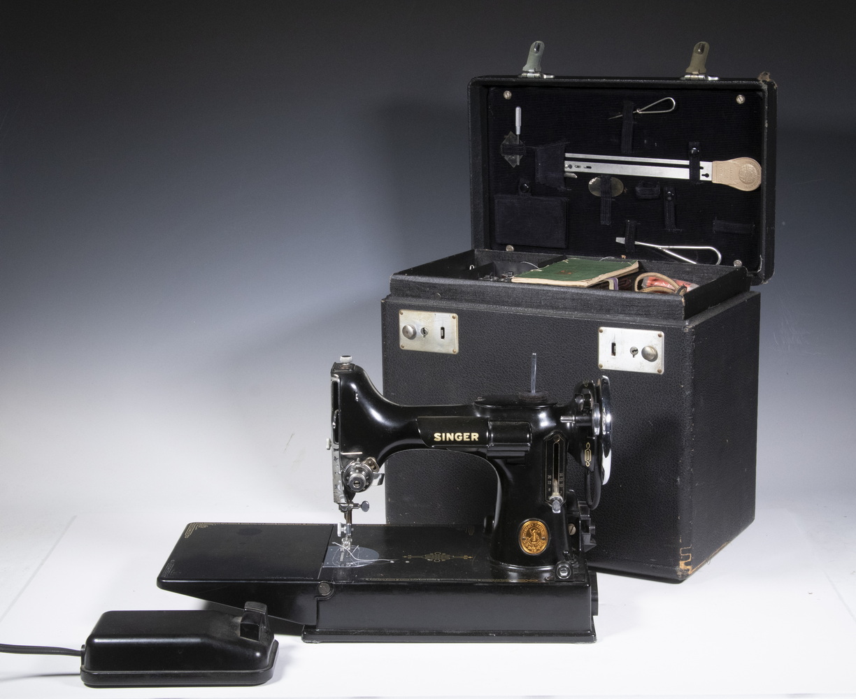 SINGER FEATHERWEIGHT PORTABLE ELECTRIC 29e4e3