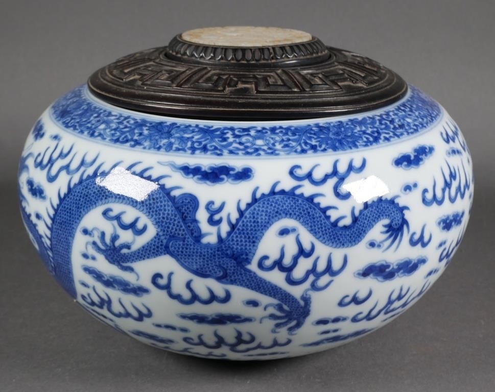 QING QIANLONG BLUE WHITE LIDDED 2a1271