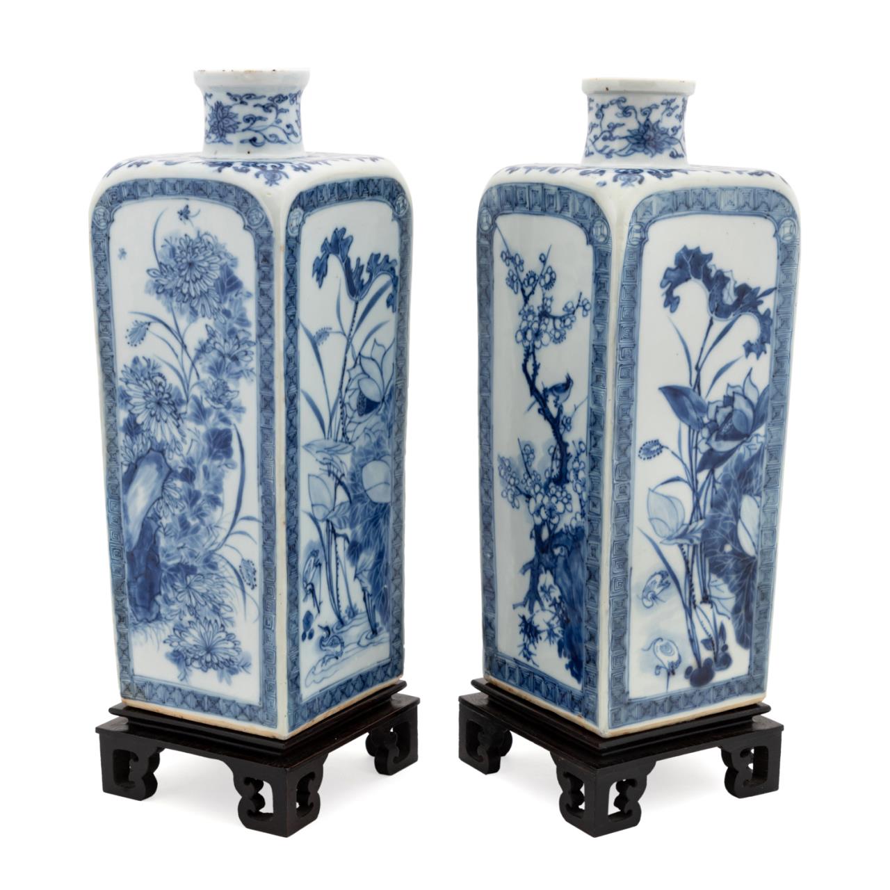 PAIR OF CHINESE BLUE WHITE VASES 29f736