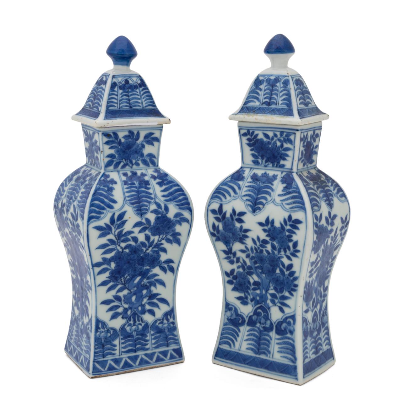 PAIR OF CHINESE BLUE AND WHITE 29f742