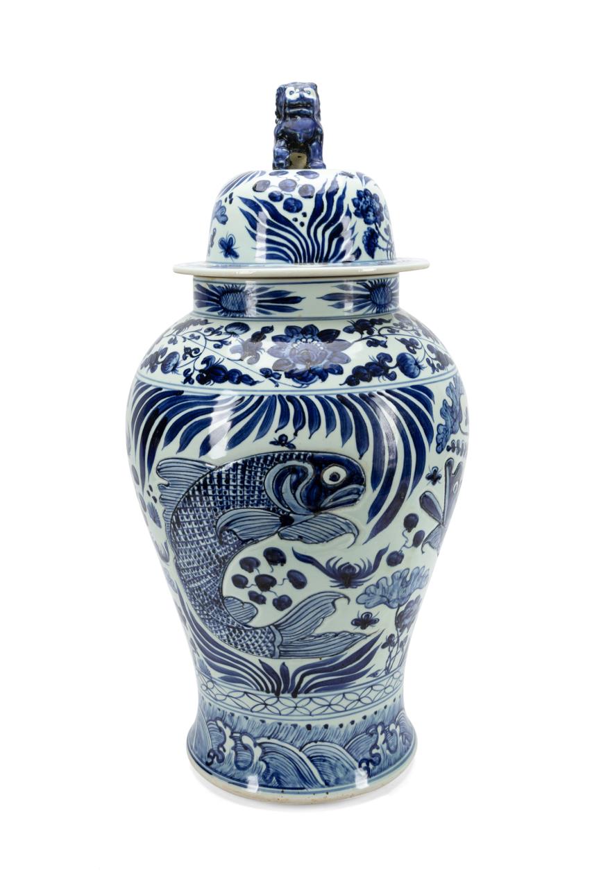 CHINESE BLUE AND WHITE LIDDED VASE 29f755