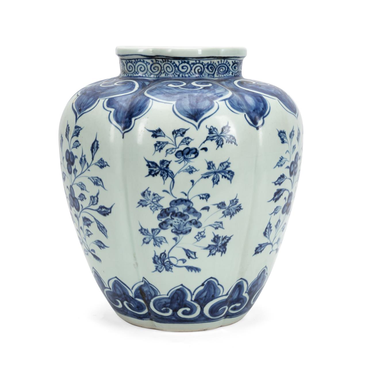 CHINESE BLUE AND WHITE LOBED VASE 29f75c