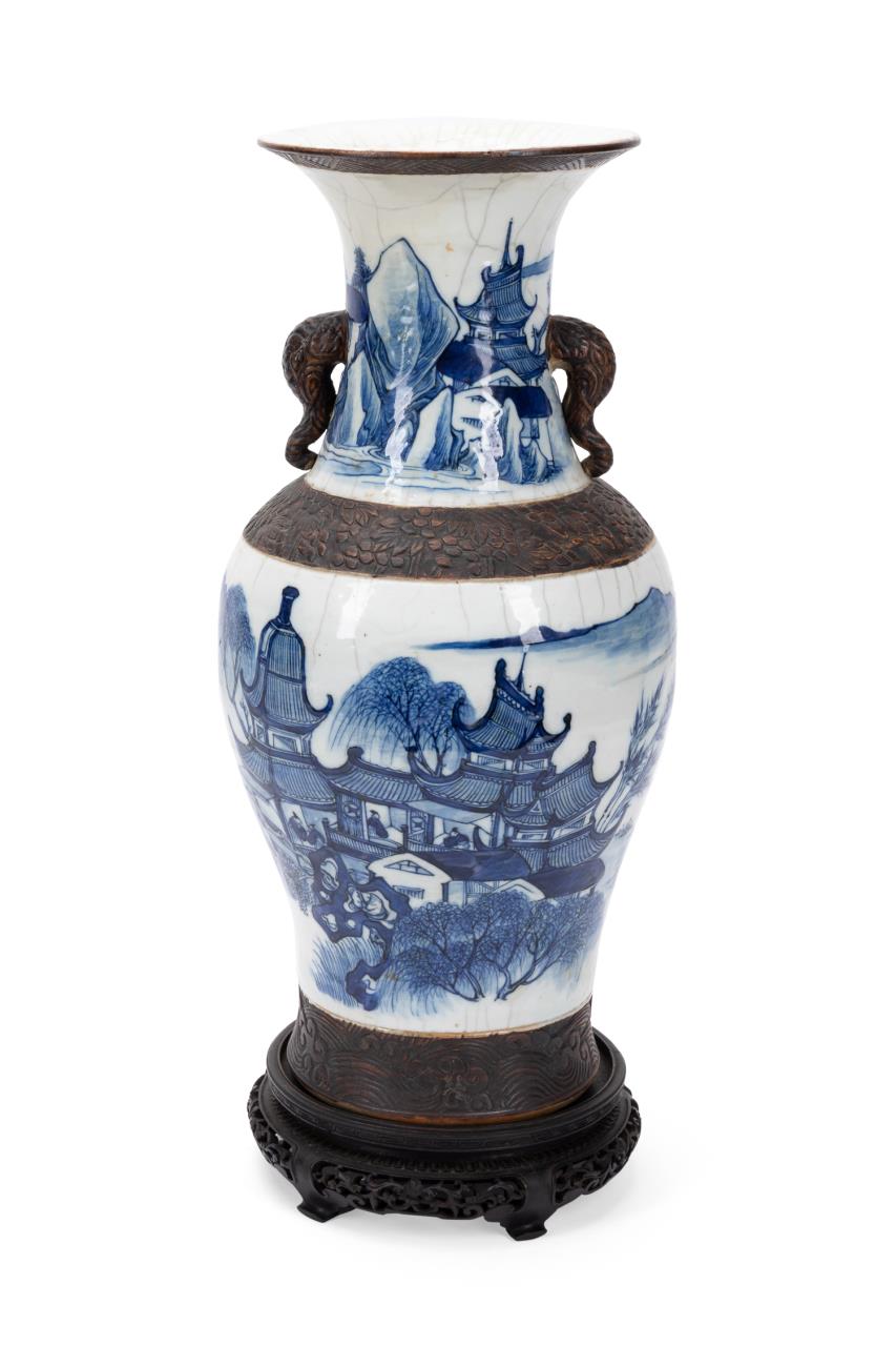 CHINESE BLUE WHITE CRACKLE VASE 29f76f