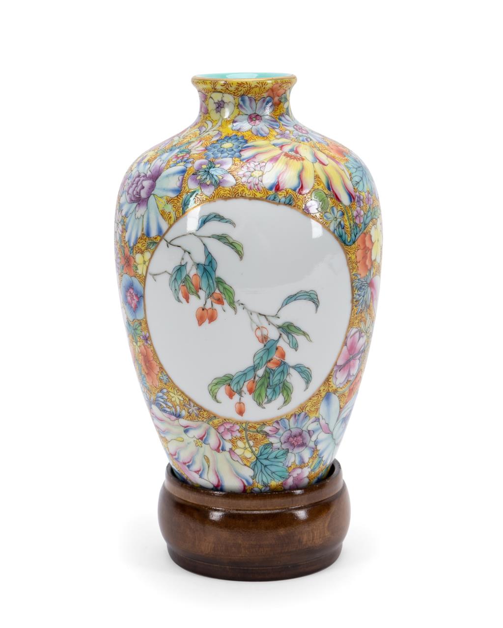 CHINESE 1000 FLOWERS VASE ON WOODEN 29f7b1