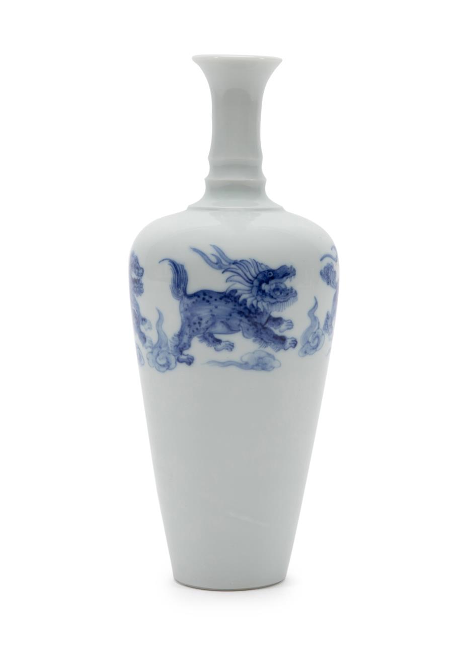 CHINESE BLUE WHITE FU LION VASE 29f7c9