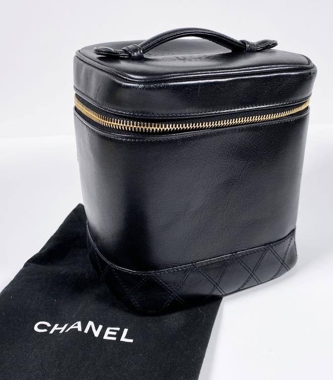 CHANEL BLACK COSMETIC VANITY HANDBAG 2a3686