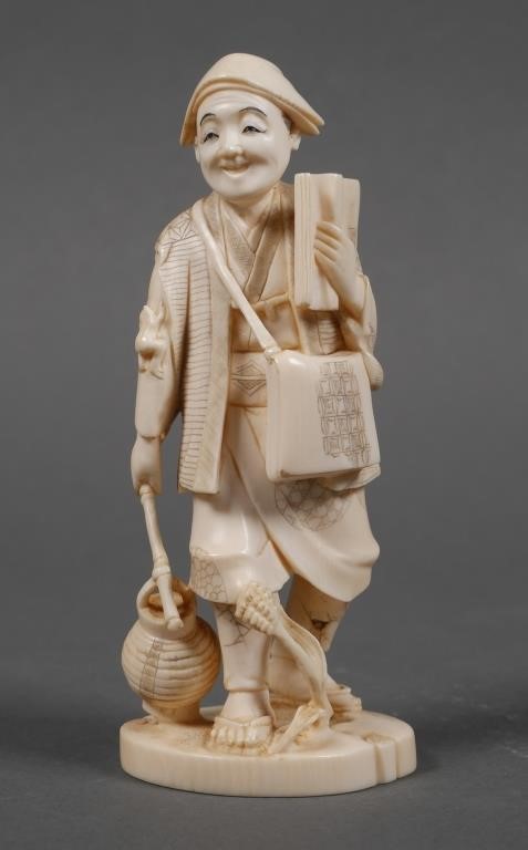 OLD JAPANESE CARVED IVORY TRAVELEROld 2a386c