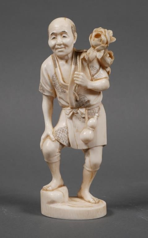 ANTIQUE JAPANESE CARVED IVORY FIGURINEFine 2a3a2f