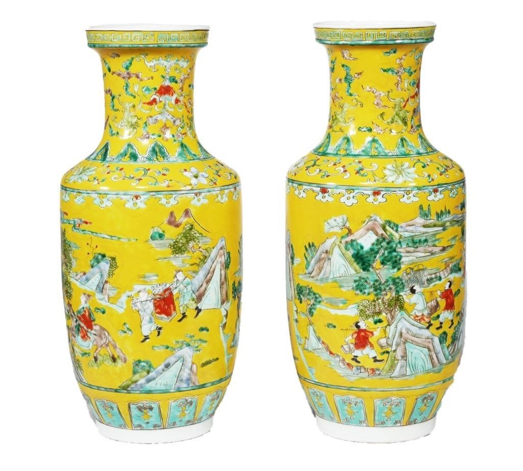 PAIR CHINESE FAMILLE JAUNE VASES  2a3e22