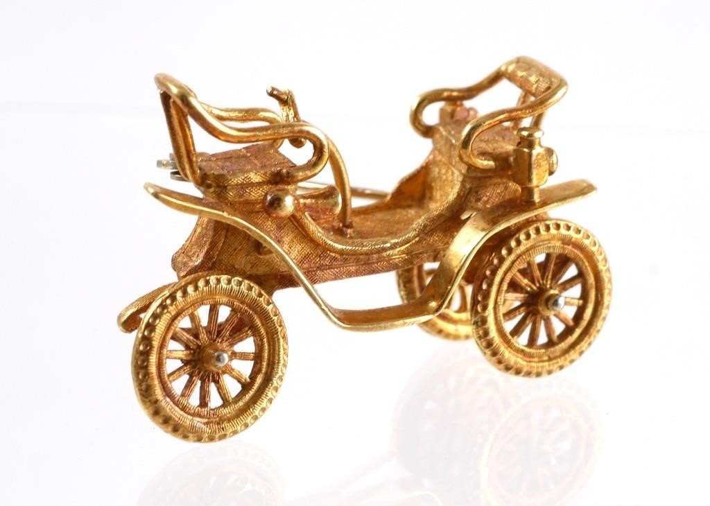 18K YELLOW GOLD HORSELESS CARRIAGE 2a2a75