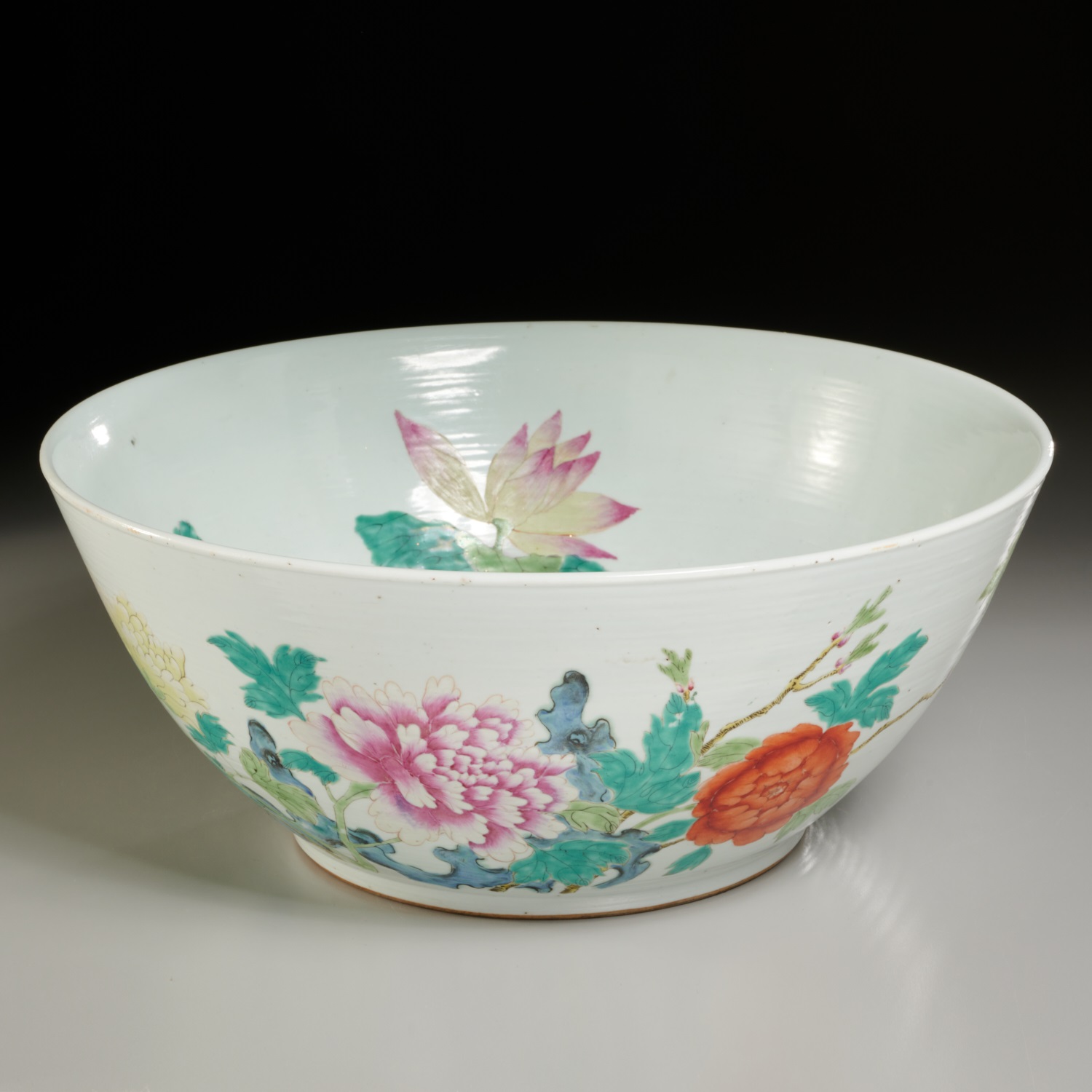 LARGE CHINESE PORCELAIN LOTUS DECORATED 2a5d4e