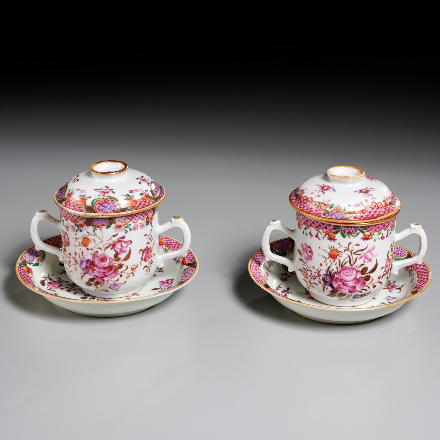 PAIR CHINESE EXPORT LIDDED CUPS 2a5d49