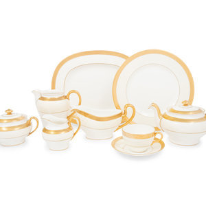 A Minton Buckingham Porcelain Dinner