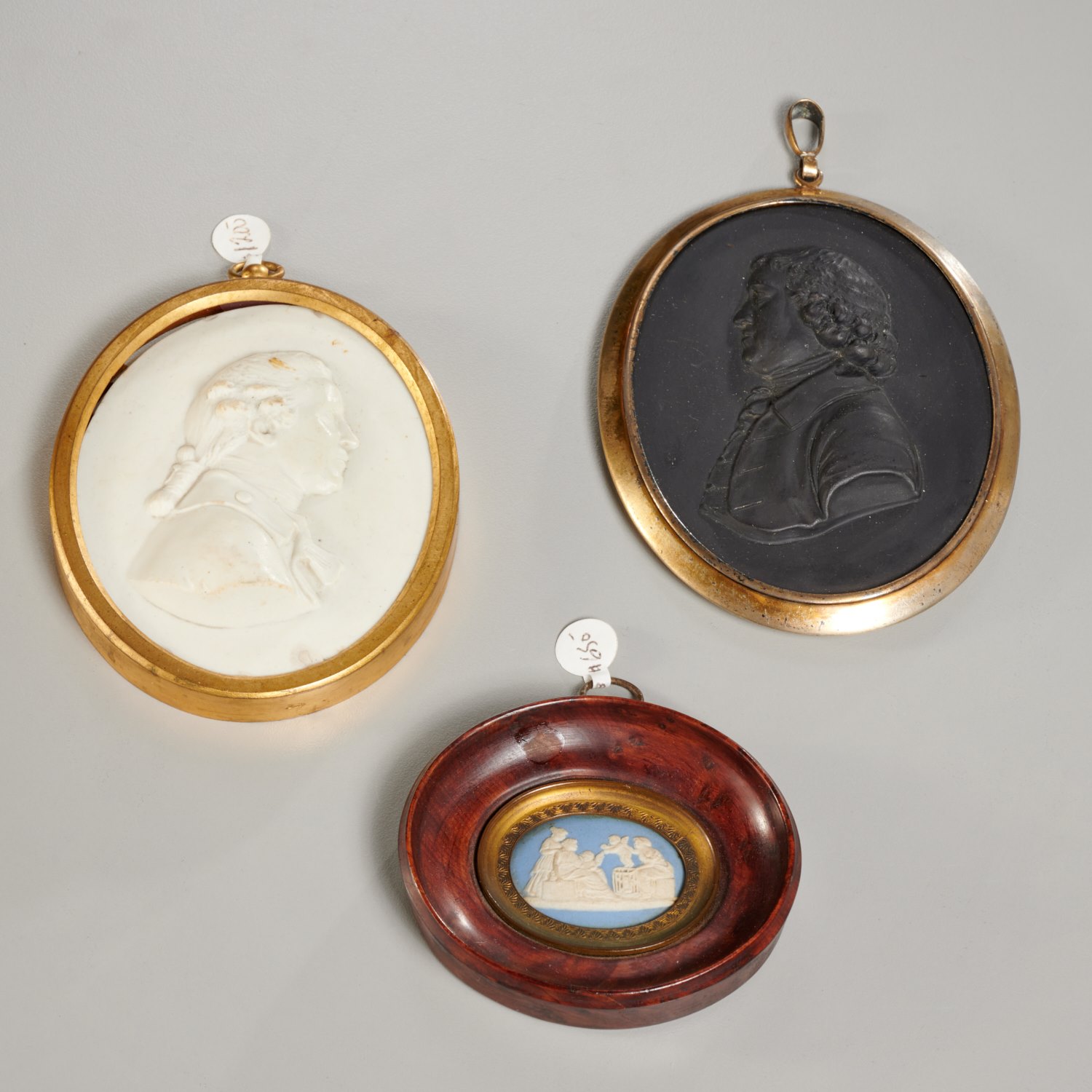  2 ANTIQUE PORTRAIT MEDALLIONS 2a5fe7