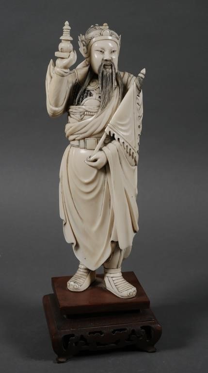 ANTIQUE CHINESE IVORY CARVING OF A COURT