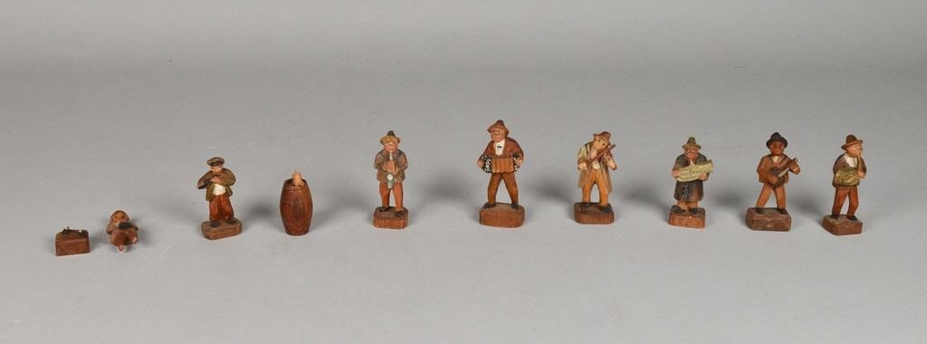 8 CARVED GERMAN FIGURINES8 carved 2a53c2