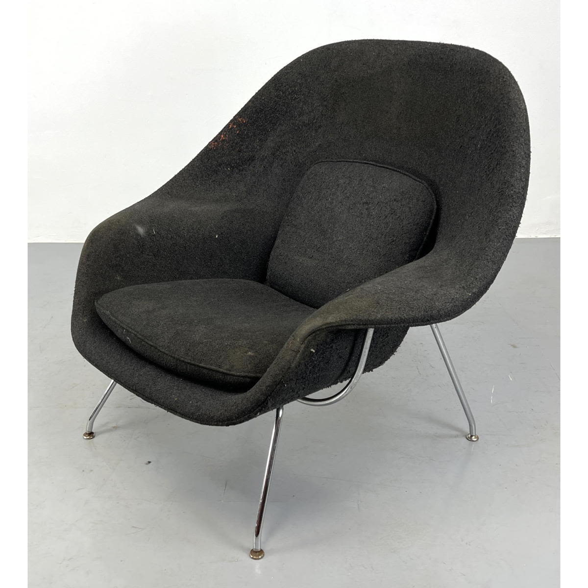Eero Saarinen Womb chair by KNOLL Dark