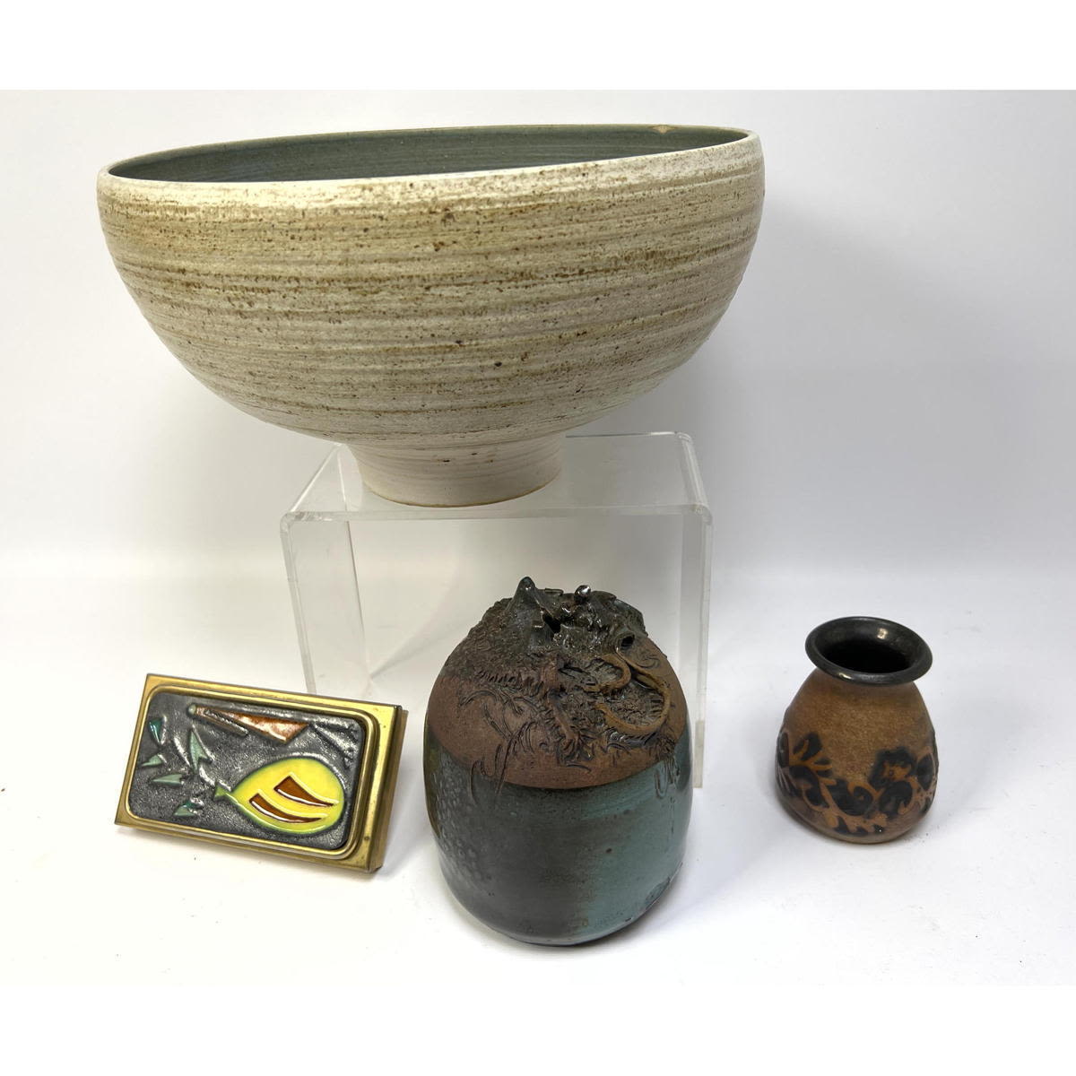 Mixed lot Pottery and enamel covered 2a7895