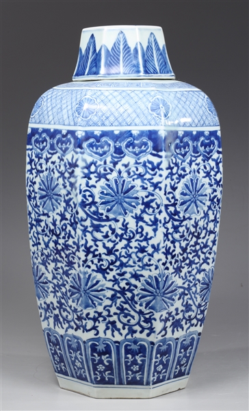 Large Chinese blue and white porcelain 2aa78e
