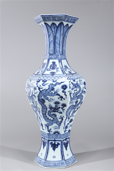 Large Chinese blue and white Ming 2aa7ab