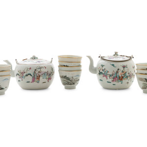 A Chinese Famille Rose Teapots 2ab4b0