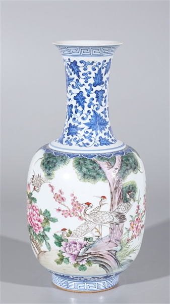 Chinese blue and white necked vase featuring