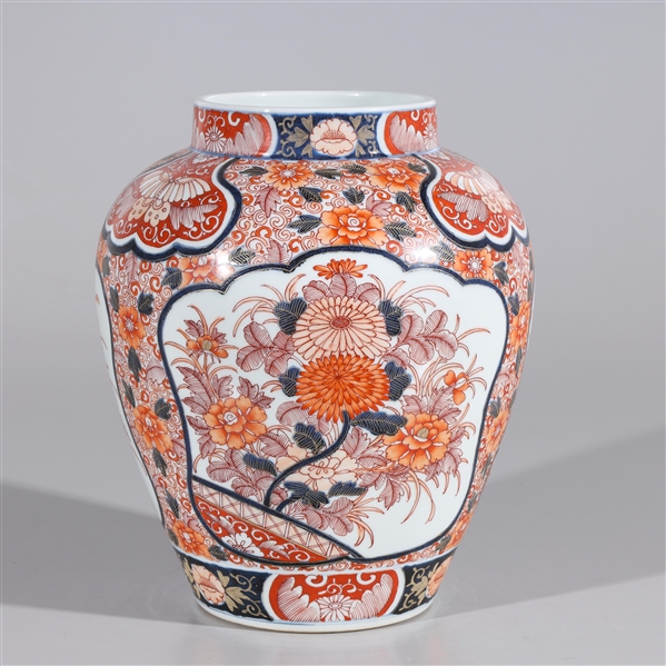 Chinese Imari style porcelain vase;