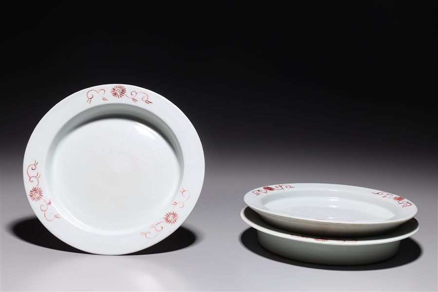 Group of three Chinese porcelain