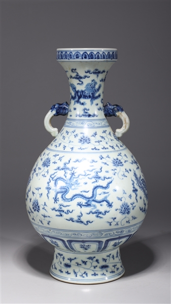 Chinese blue and white vase with 2ac534