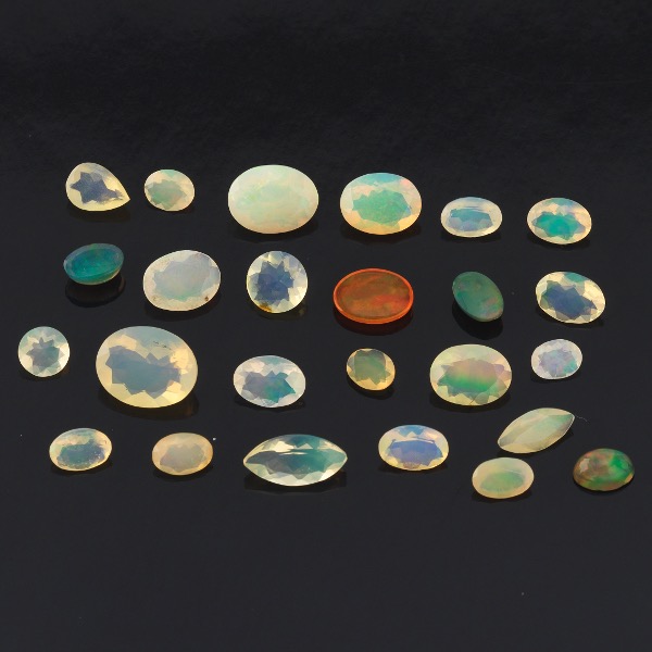 GROUP OF 25 UNMOUNTED OPALS, TOTAL