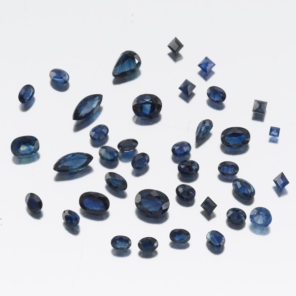 GROUP OF 37 UNMOUNTED BLUE SAPPHIRES,