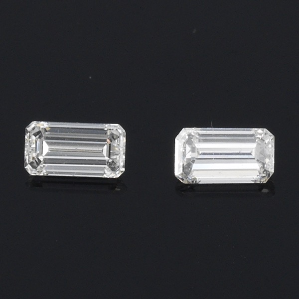 UNMOUNTED PAIR OF EMERALD CUT DIAMONDS 2af07a