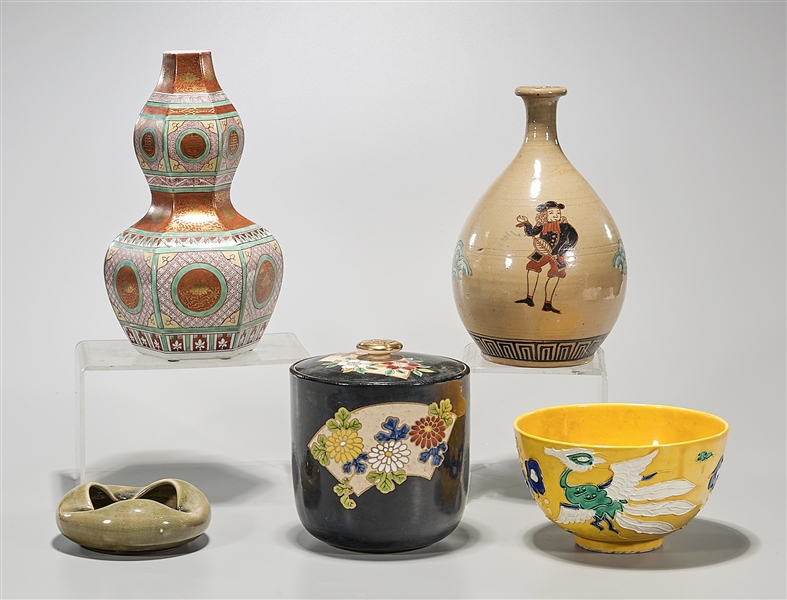 Group of five Japanese ceramics  2af095